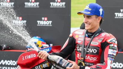 Bild: Robert Michael/dpa
Jubelt einmal mehr am Sachsenring: Marc Márquez