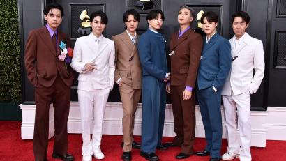 Archivbild: Jordan Strauss/Invision/AP/dpa
Erfolg vor der Wehrdienstpause: Die Band BTS kommt zu den 64th Annual Grammy Awards im Jahr 2022.
