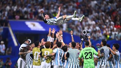 Bild: Tom Weller/dpa
Lione Messi wird gefeiert. (Archivbild)