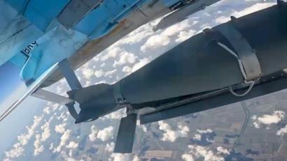 Bild: Uncredited/Rusian Defense Ministry Press Service/AP/dpa
Das russische Militär wirft die Gleitbomben vom Flugzeug aus ab. (Archivbild)