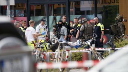 Bild: Carsten Koall/dpa
Die Polizei hat eine Geiselnahme in einem Berliner Supermarkt beendet.