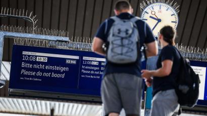 Bild: Christoph Reichwein/dpa
Es ist unklar, wann die Strecke wieder freigegeben wird.