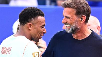 Bild: Tom Weller/dpa
Omnipräsent bei der WM: Jürgen Klopp mit Frankreichs Topstar Kylian Mbappé.