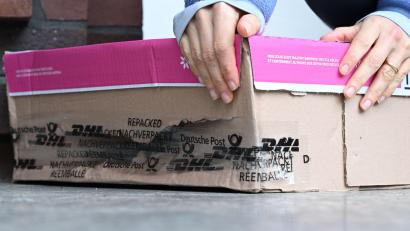 Bild: Wolf von Dewitz/dpa
Da ging etwas schief: Ein aufgerissenes Paket vor einer Haustür. (Archivbild)