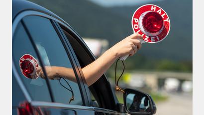 Bild: Peter Kneffel/dpa
Der Wagen war unter falschen Personalien angemietet worden - deshalb wollte die Polizei ihn stoppen. (Symbolbild)