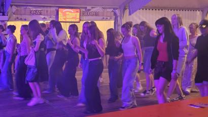 Bild: Verena Schieder
Gemeinsam im Takt: Beim „Cupid Shuffle“ füllt sich die Tanzfläche im Festzelt schlagartig. Die Plattenparty zum 130-jährigen Gründungsfest der Freiwilligen Feuerwehr Krummennaab begeistert Besucher aller Generationen.
