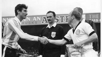 Bild: UPI/dpa
Die WM 1966 machte Antonio Rattín (l) berühmt. Nun ist der einstige argentinische Fußballer im Alter von 89 Jahren gestorben. (Archivbild)