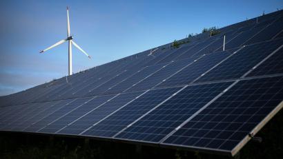 Symbolbild: Sina Schuldt/dpa
Eine Photovoltaikanlage auf einer Wiese. In Nabburg hat ein Unbekannter ein Solarpanel beschädigt, indem er einen Gegenstand darauf geworfen hat. Die Polizei sucht Zeugen.