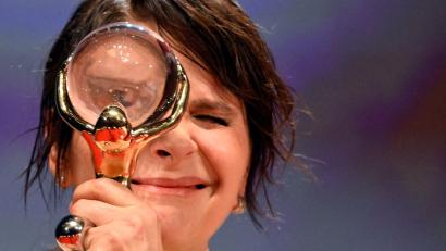 Bild: Šulová Kateøina/CTK/dpa
Die französische Schauspielerin Juliette Binoche erhielt einen Kristallglobus für ihr Lebenswerk.