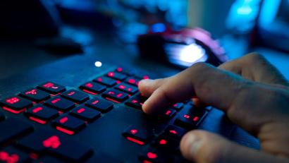Symbolbild: Nicolas Armer/dpa
Ein Hacker erschleicht sich Fernzugriff auf den PC.