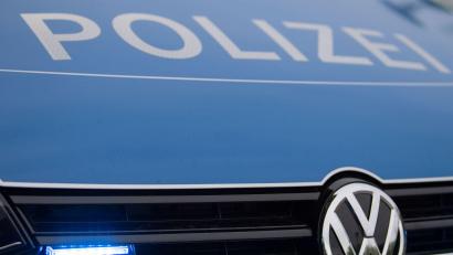 Bild: Lino Mirgeler/dpa
Die Polizei hält die Jugendlichen an. (Symbolbild)
