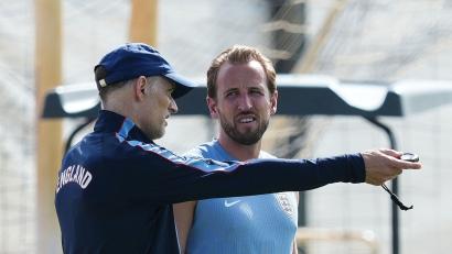 Bild: Martin Rickett/PA Wire/dpa
Englands Trainer Thomas Tuchel (l.) mit Stürmer Harry Kane.