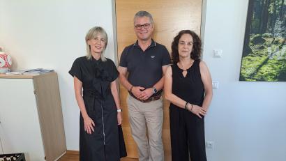 Bild: Elfriede Weiß
Bürgermeister Martin Birner freut sich, dass mit Andrea Fritsch (links) wieder eine Rektorin an die Grundschule kommt, die die pädagogischen Konzepte von Rektorin Sabine Bauer (rechts) weiterführt und mit neuen Ideen in die Zukunft blickt.