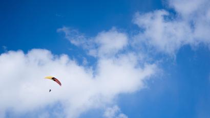 Symbolbild: Nicolas Armer/dpa
Gleitschirmfliegen ist besonders im Sommer ein beliebter Sport.