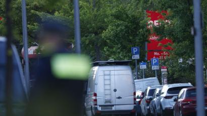 Bild: Carsten Koall/dpa
Der Supermarkt ist großräumig abgesperrt.