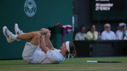 Bild: Kin Cheung/AP/dpa
Alexander Zverev stürzte im Finale gegen Jannik Sinner.