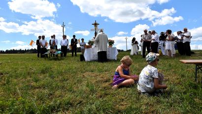 Bild: Ulla Britta Baumer
Wo vor 81 Jahren die Schaa-Feier in der Paulusbrunner Kirche stattgefunden hat, wurde das Fest mit einer Marienandacht wiederbelebt an einem Freilichtaltar . Die Andacht hielt Pfarrer Johann Trescher, dessen Großeltern aus Paulusbrunn stammten.