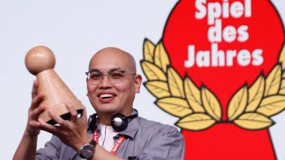 Bild: Carsten Koall/dpa
Die begehrte Auszeichnung „Spiel des Jahres“ geht 2026 an den indonesischen Spiele-Entwickler Martin Ang.