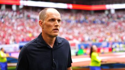 Bild: Bradley Collyer/PA Wire/dpa
Wutausbruch am Mikrofon: England-Trainer Thomas Tuchel ärgert sich über eine Reporterfrage.