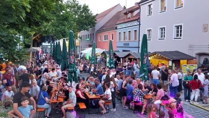 Bild: Georg Lang
Die vollbesetzte Partymeile auf dem Oberviechtacher Marktplatz zeigt den immensen Zuspruch, den das diesjährige Bürgerfest erlebte.