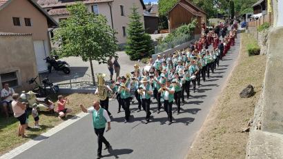 Bild: Gabriela Amann
Die Jugendblaskapelle aus Nabburg führt als Festkapelle den Festzug an.