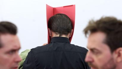 Bild: Karl-Josef Hildenbrand/dpa
Der Mörder, hier im Gerichtssaal mit seinen Verteidigern, will eine spätere Abschiebung aus Deutschland verhindern. (Archivbild)