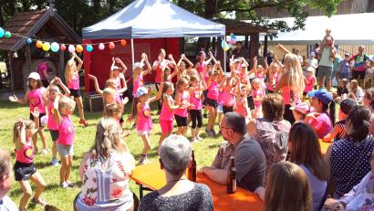 Bild: Bernhard Kreuzer
Die Zumba-Gruppe von Petra Meyer trat beim Fest auf.