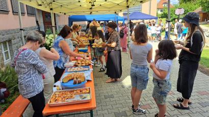 Bild: Elfriede Weiß 
Das meterlange Buffet mit internationalen Speisen spiegelte die Vielfalt der Kulturen in Neunburg wider