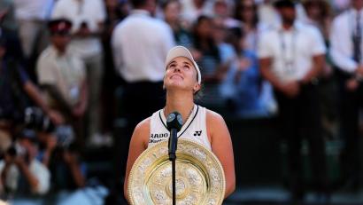 Bild: Kin Cheung/AP/dpa
Linda Noskova kürt sich erstmals zur Wimbledon-Siegerin.