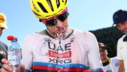 Bild: Anne-Christine Poujoulat/AFP via AP/dpa
Auch Tour-Star Tadej Pogacar leidet unter den extremen Temperaturen. (Archivbild)