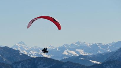 Bild: Tobias Hase/dpa
Gleitschirmfliegen ist besonders im Sommer ein beliebter Sport. (Symboldbild)