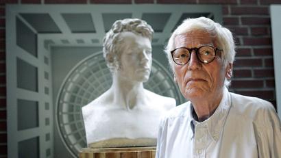 Bild: Jörg Carstensen/dpa
Oswald Mathias Ungers positioniert in seiner Bibliothek in Köln vor einer Büste des Architekten Karl Friedrich Schinkel. (Archivbild)
