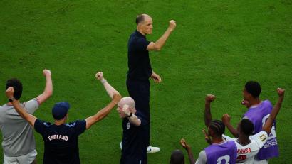 Bild: Nick Potts/PA Wire/dpa
Englands Trainer Thomas Tuchel jubelt nach dem Schlusspfiff gegen Norwegen.