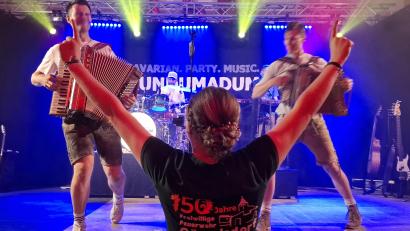Bild: Gabriela Amann
Mit der Band "Rundumadum" machten die Besucher des zweiten Festabends zum 150-Jährigen der Feuerwehr Rottendorf Party.