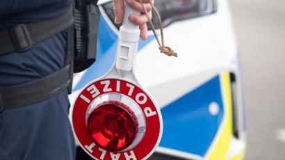 Bild: Marijan Murat/dpa
Die Verkehrspolizei kontrollierte den jungen Autofahrer. (Symbolbild)