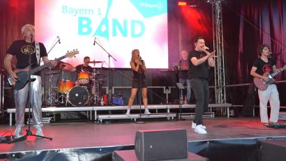 Bild: Josef Rosner
Die Bayern 1-Band mit Sängerin Tini Zettler begeisterte von Beginn an das Publikum. 8000 Menschen sangen und tanzten zur Musik.