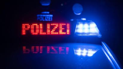 Symbolbild: Marijan Murat/dpa
Nach einem Unfall in Wunsiedel wird die Fahrerin eines weißen Autos gesucht. Ein Radfahrer wurde verletzt und benötigte ärztliche Hilfe.