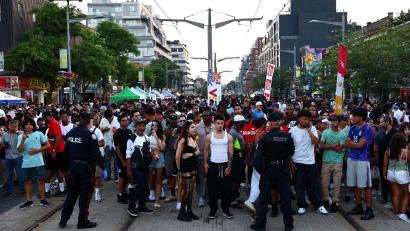 Bild: Keito Newman/The Canadian Press/AP/dpa
Die Menschen feierten auf der Straße.