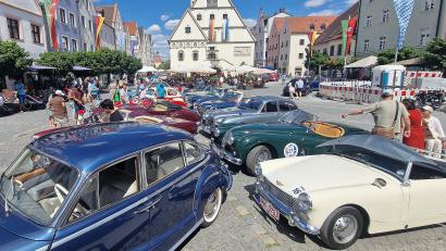 Bild: Reinhard Kreuzer
Alle Teilnehmer der Rundfahrt versammelten sich auf dem Weidener Marktplatz.