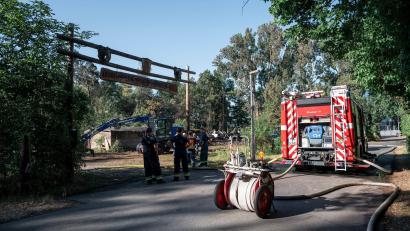 Bild: dvo/dpa
Die Feuerwehr überwachte das Gebiet .