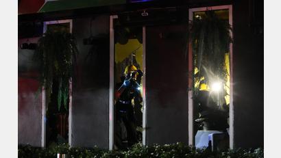 Bild: Sakchai Lalit/AP/dpa
Die Feuerwehr hat den Brand inzwischen unter Kontrolle.