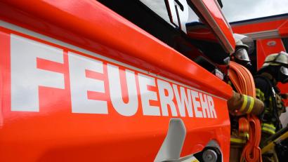 Bild: Bernd Weißbrod/dpa
Als der Mann die Werkstatt verlässt, ist die Feuerwehr bereits da. (Symbolbild)