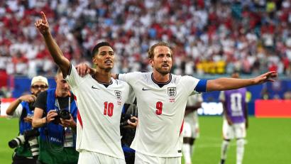 Bild: Martin Rickett/PA Wire/dpa
Jude Bellingham (l) und Harry Kane jubeln über den Halbfinaleinzug.