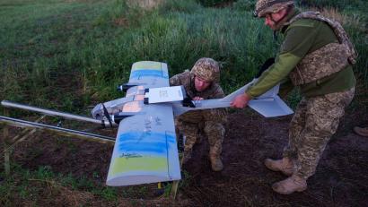 Bild: Evgeniy Maloletka/AP/dpa
Für Schläge gegen Ziele im Asowschen Meer nutzt die Ukraine auch Drohnen mit mittlerer Reichweite. (Archivbild)