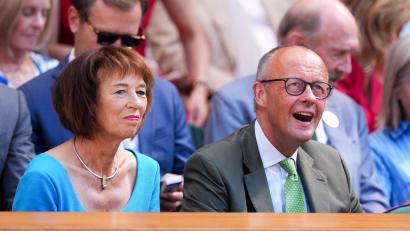 Bild: Mike Egerton/PA Wire/dpa
Bundeskanzler Merz verfolgt Herrenfinale von Wimbledon in der Royal Box.