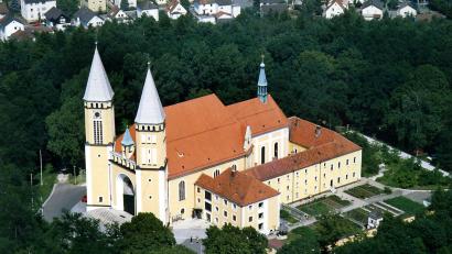Symbolbild: Gerhard Götz
Ein unbekannter Täter beschädigt mehrere Kirchenfenster im Kreuzbergviertel in Schwandorf. Die Polizei sucht Zeugen.
