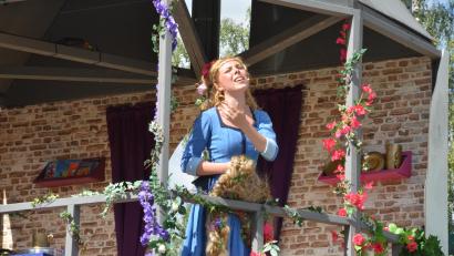 Bild: Elisabeth Dobmayer
"Rapunzel" (Mia Puhane) ist im Turm eingesperrt und richtig unglücklich.