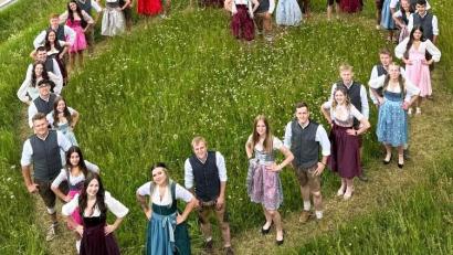 Bild: Norbert Weis
In herzförmiger Aufstellung präsentieren sich die 22 Paare, welche heuer in Ritzenfeld die Kirwa austanzen