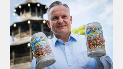 Bild: Peter Kneffel/dpa
Wiesnchef Christian Scharpf zeigt den aktuellen Maßkrug der Wiesnwirte.