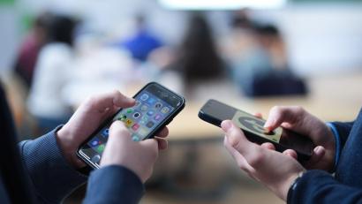 Bild: Marcus Brandt/dpa
Von EU-Kommissionspräsidentin Ursula von der Leyen beauftragte Experten empfehlen, den Zugang zu Social Media für Kinder unter 13 Jahren in allen Mitgliedsländern zu beschränken. (Symbolbild)